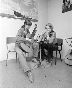 880991 Afbeelding van een leerling tijdens een gitaarles in de Gemeentelijke Muziekschool (Lange Nieuwstraat 2) te Utrecht.